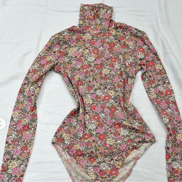 H&M Turtle Neck Bodysuit w/ thumb hole | Floral - Picture 4 of 9